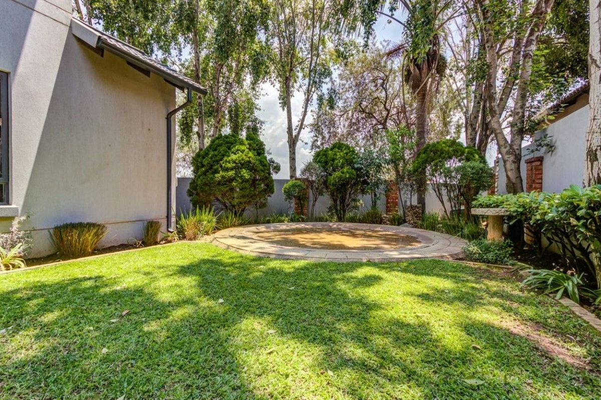 Spacious Family Living in Sought-After Sunward Park with Entertainer’s Appeal & Top Security - Photo 4