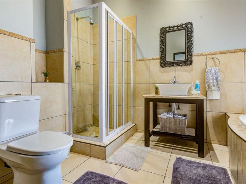 Spacious Family Living in Sought-After Sunward Park with Entertainer’s Appeal & Top Security - Photo 10