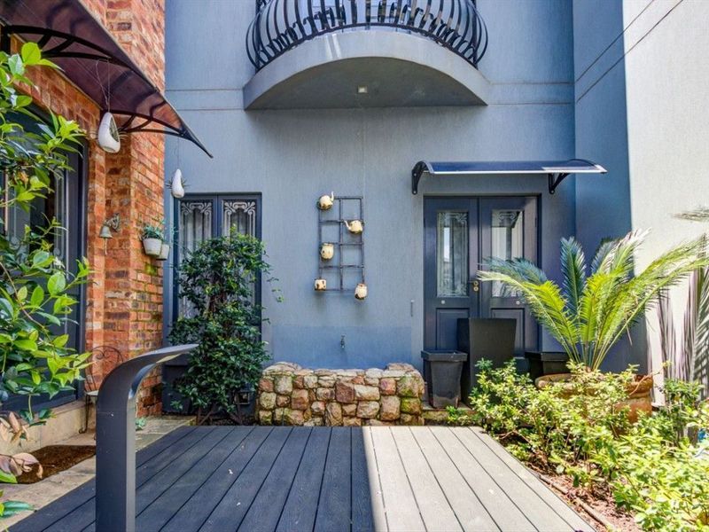 Spacious Family Living in Sought-After Sunward Park with Entertainer’s Appeal & Top Security - Photo 7