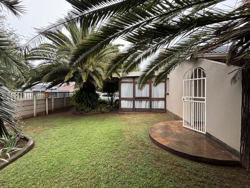 Spacious Family Home with Pool, Lapa and Flatlet in Witkoppie Ridge - Photo 4
