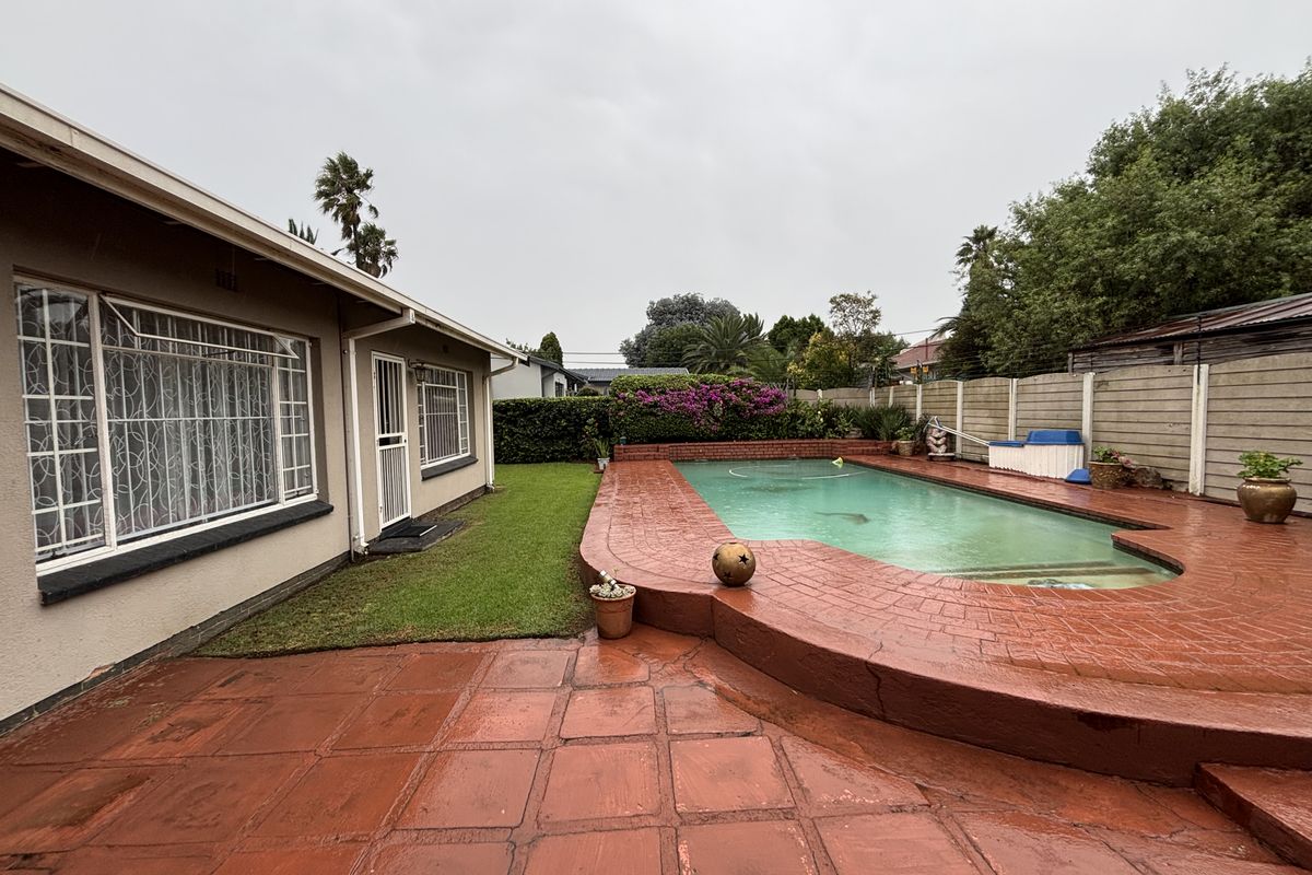 Spacious Family Home with Pool, Lapa and Flatlet in Witkoppie Ridge - Photo 2
