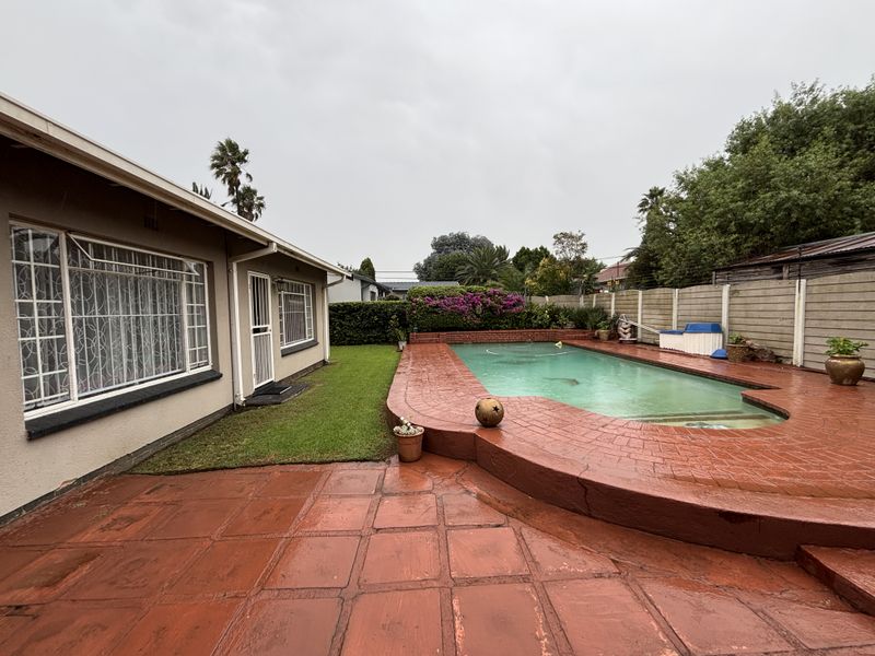 Spacious Family Home with Pool, Lapa and Flatlet in Witkoppie Ridge - Photo 2