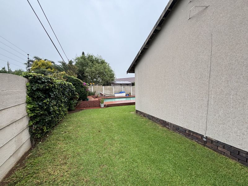 Spacious Family Home with Pool, Lapa and Flatlet in Witkoppie Ridge - Photo 7