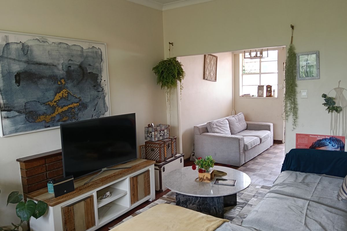 Spacious and Stunning 2 bedroom flat with Carport - Photo 3