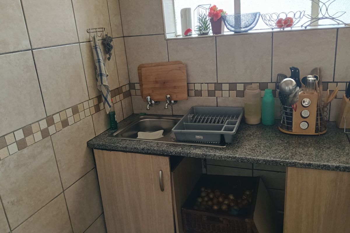 Spacious and Stunning 2 bedroom flat with Carport - Photo 5