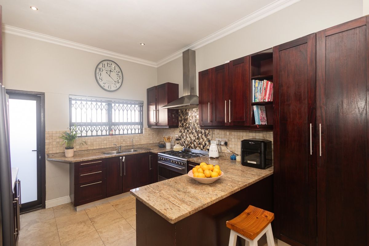 Stunning 3-Bedroom Family Home with Dual Flatlets - Photo 2