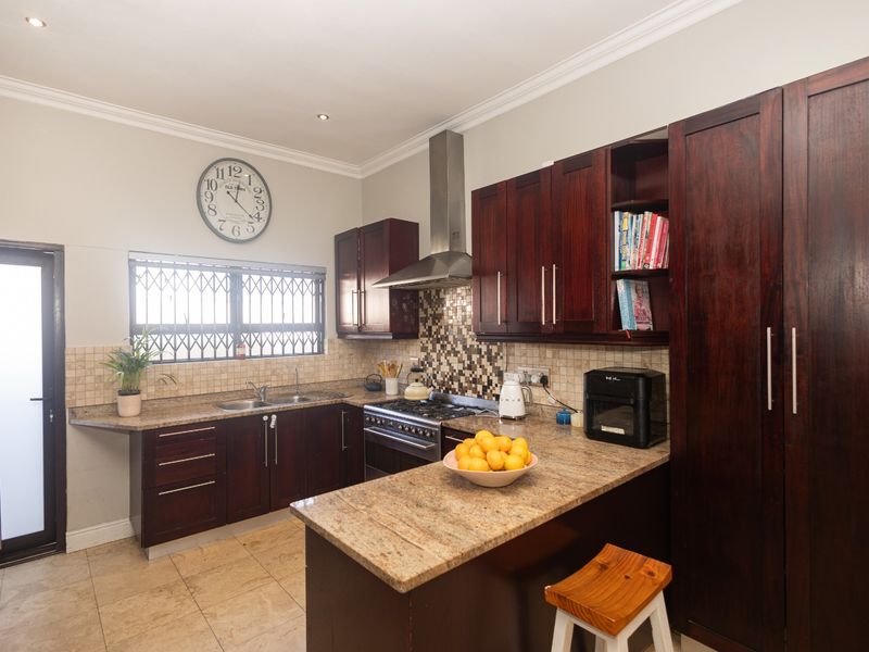 Stunning 3-Bedroom Family Home with Dual Flatlets - Photo 2