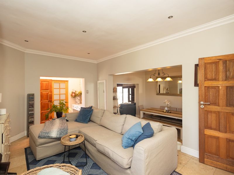 Stunning 3-Bedroom Family Home with Dual Flatlets - Photo 9