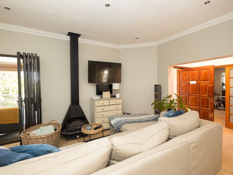 Stunning 3-Bedroom Family Home with Dual Flatlets - Photo 10