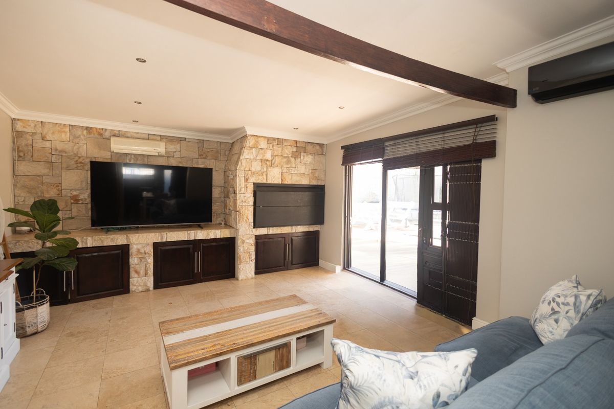 Stunning 3-Bedroom Family Home with Dual Flatlets - Photo 5