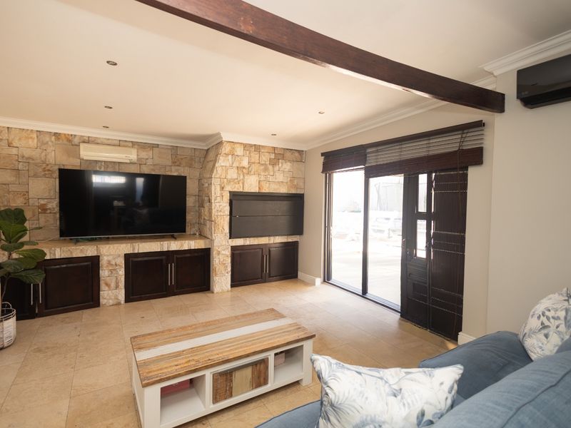 Stunning 3-Bedroom Family Home with Dual Flatlets - Photo 5