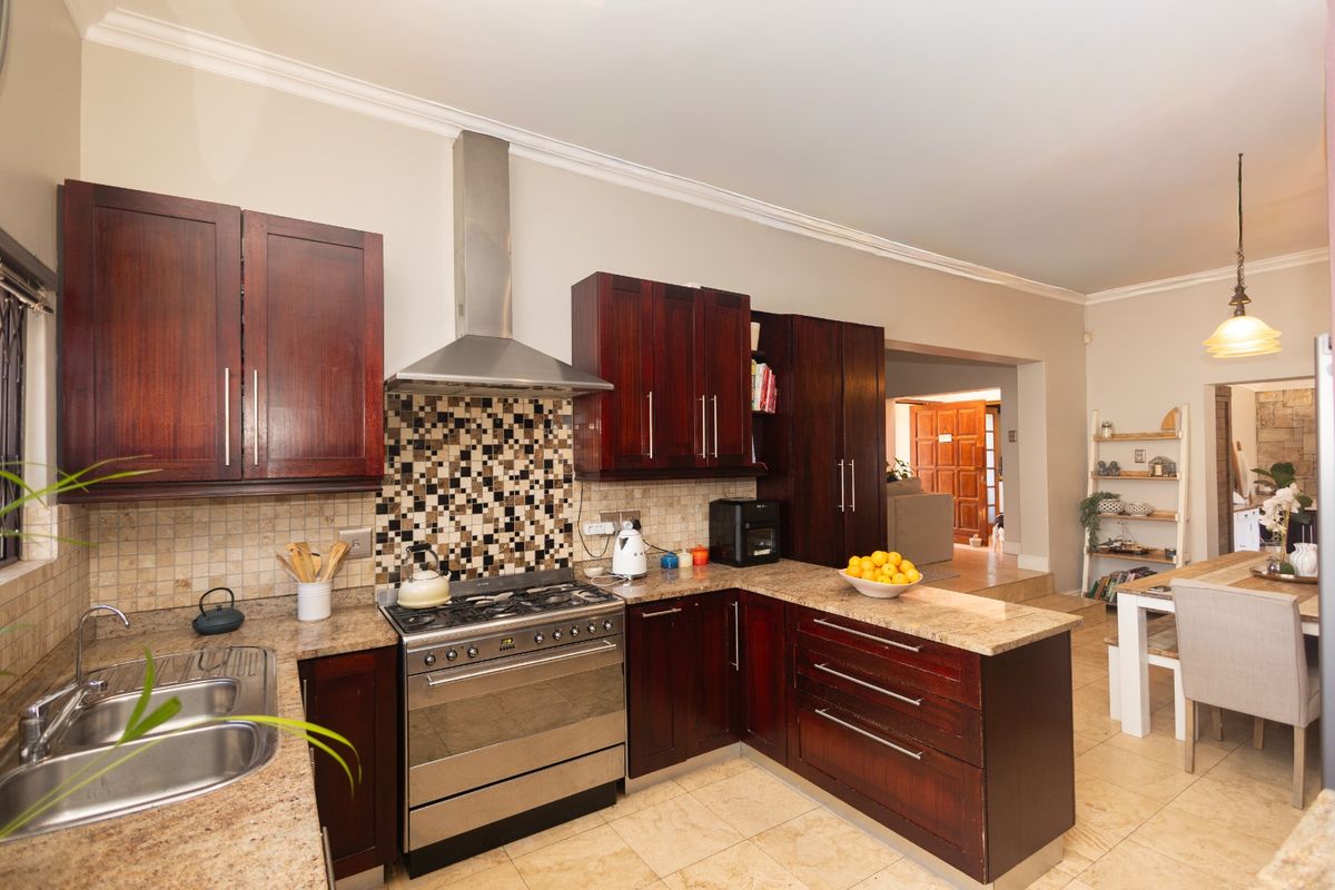 Stunning 3-Bedroom Family Home with Dual Flatlets - Photo 3