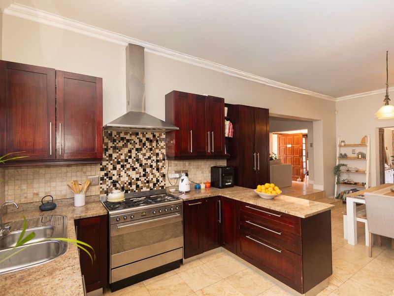 Stunning 3-Bedroom Family Home with Dual Flatlets - Photo 3