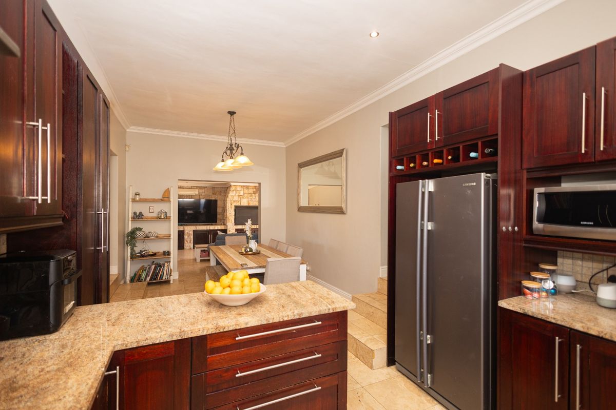 Stunning 3-Bedroom Family Home with Dual Flatlets - Photo 4