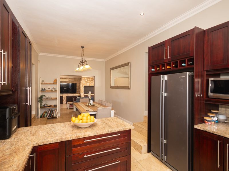 Stunning 3-Bedroom Family Home with Dual Flatlets - Photo 4