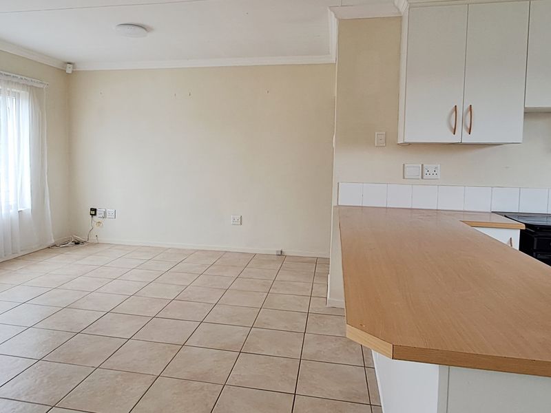 PARSONSVLEI 2 BED 1 BATH TOWNHOUSE WITH SINGLE GARAGE FOR RENT - Photo 3