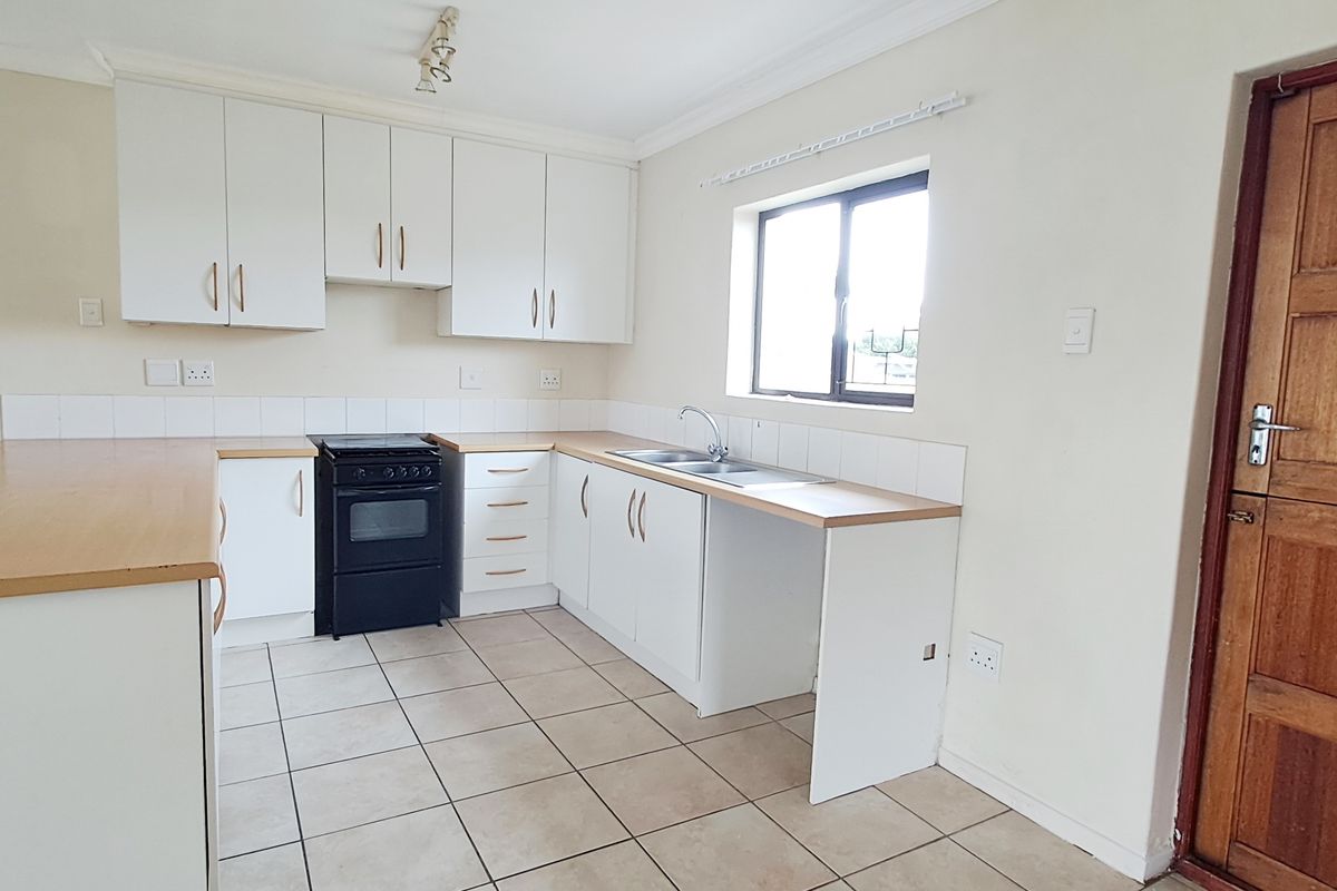 PARSONSVLEI 2 BED 1 BATH TOWNHOUSE WITH SINGLE GARAGE FOR RENT - Photo 2