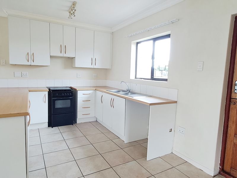 PARSONSVLEI 2 BED 1 BATH TOWNHOUSE WITH SINGLE GARAGE FOR RENT - Photo 2