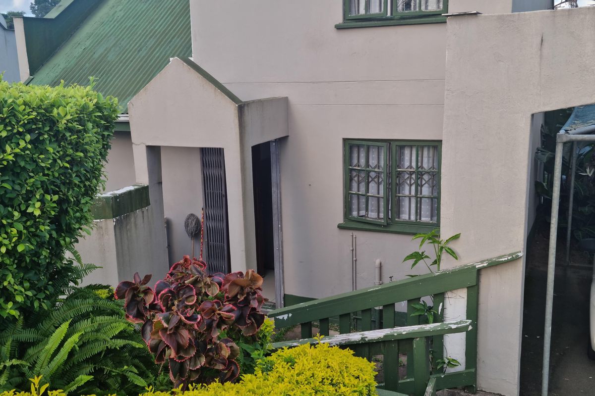 Charming 1.5-Bedroom Garden Unit - Photo 2