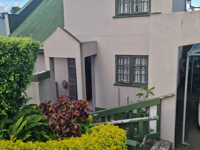 Charming 1.5-Bedroom Garden Unit - Photo 2