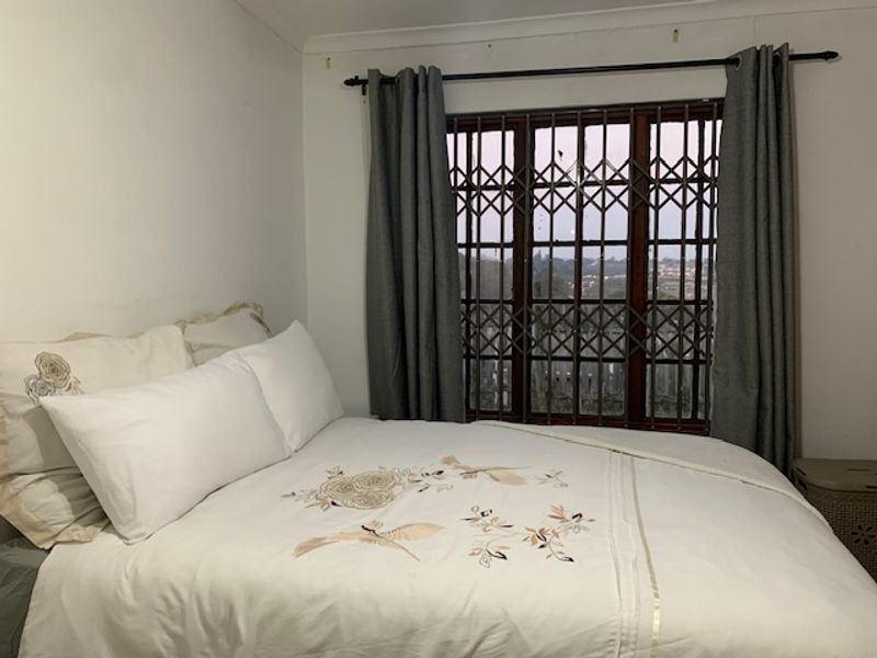 Charming 1.5-Bedroom Garden Unit - Photo 8