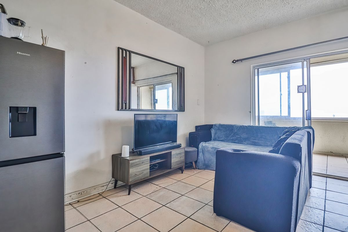 Harbour view Apartment with Balcony and Secure Lock-Up Garage - Photo 4