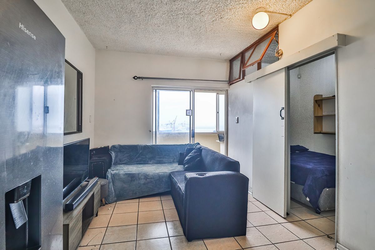 Harbour view Apartment with Balcony and Secure Lock-Up Garage - Photo 5