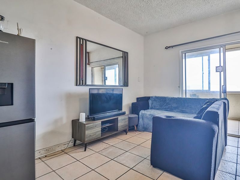 Apartment with Harbour Views, Balcony & Lock-Up Garage - Photo 3