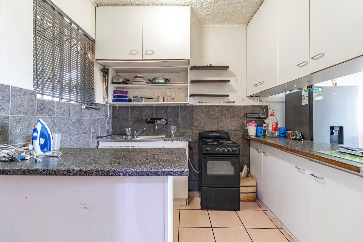 Apartment with Harbour Views, Balcony & Lock-Up Garage - Photo 2