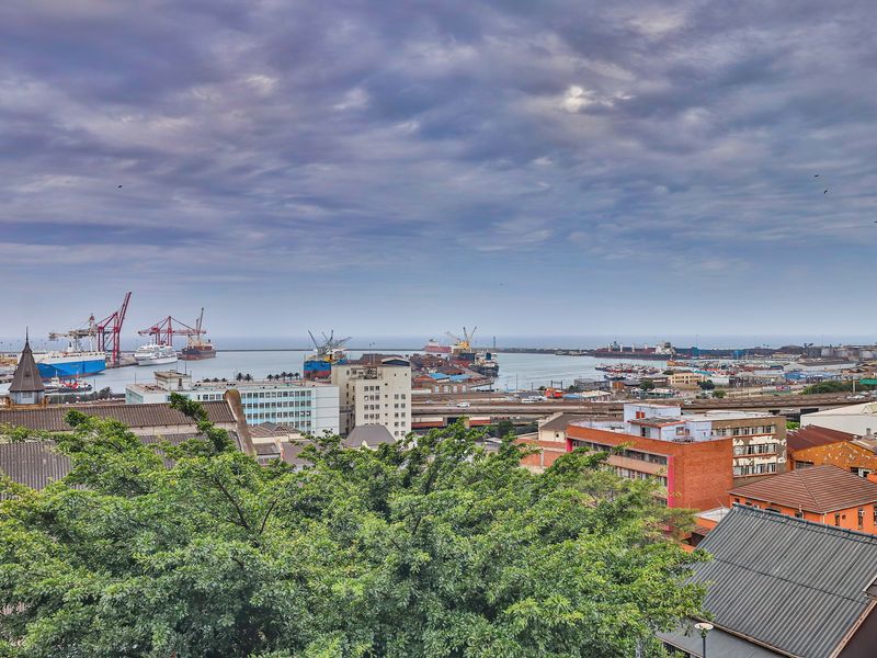 Apartment with Harbour Views, Balcony & Lock-Up Garage - Photo 9