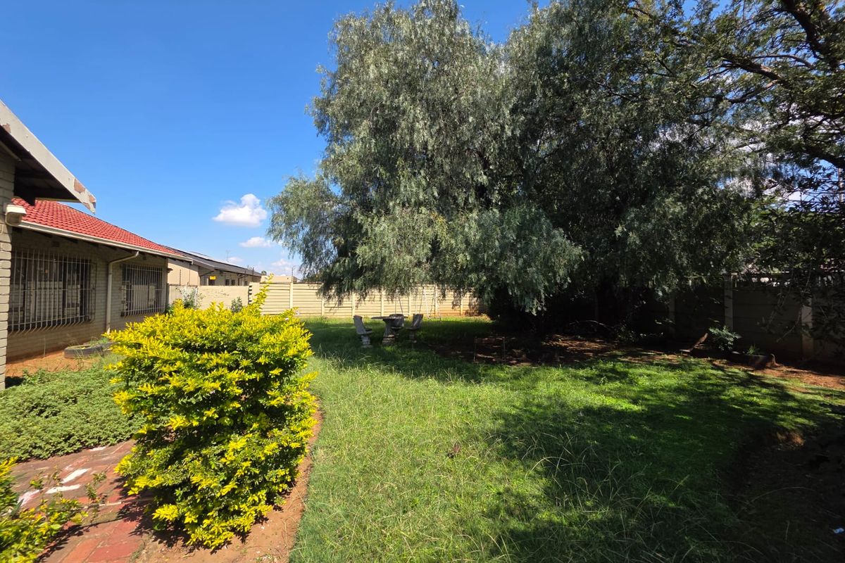 Comfortable 3-Bedroom Family Home with Study & Spacious Yard - Photo 2