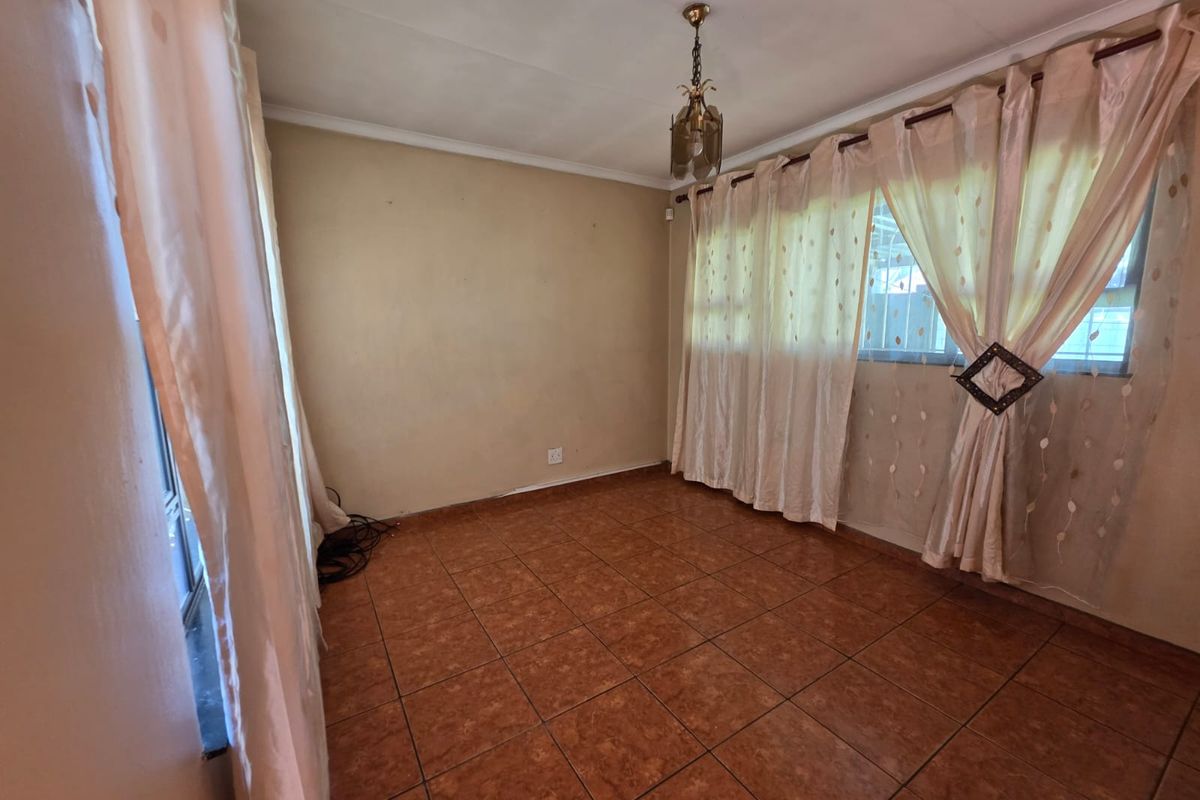 Comfortable 3-Bedroom Family Home with Study & Spacious Yard - Photo 5