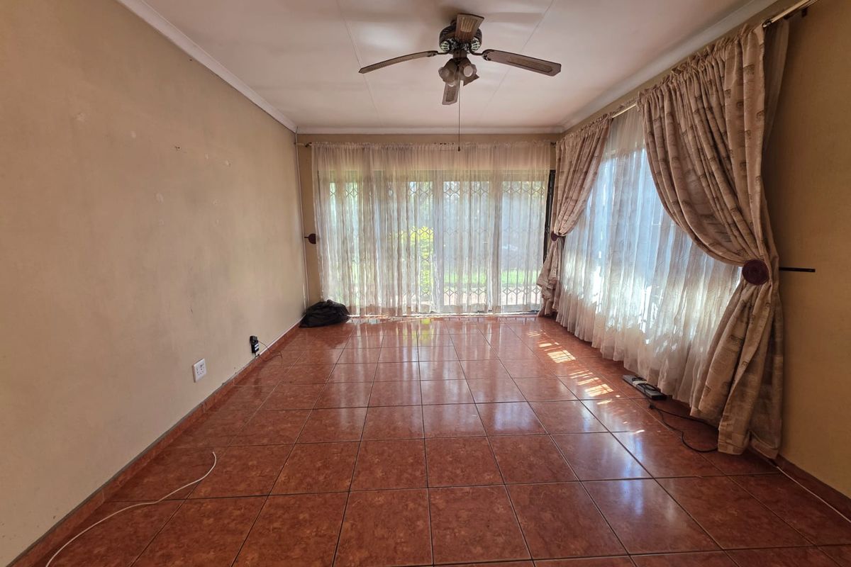 Comfortable 3-Bedroom Family Home with Study & Spacious Yard - Photo 3