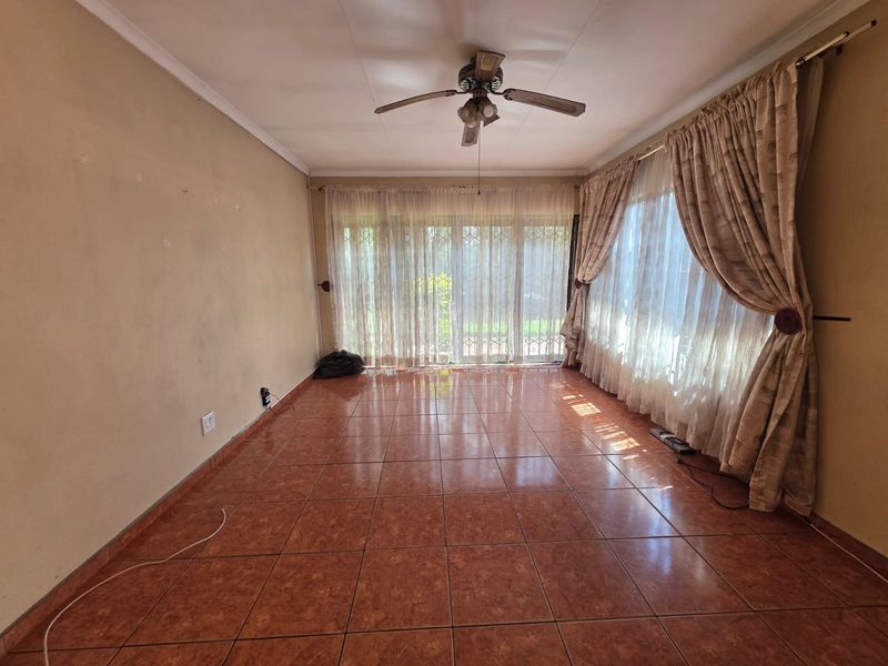 Comfortable 3-Bedroom Family Home with Study & Spacious Yard - Photo 3