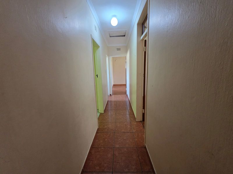 Comfortable 3-Bedroom Family Home with Study & Spacious Yard - Photo 9