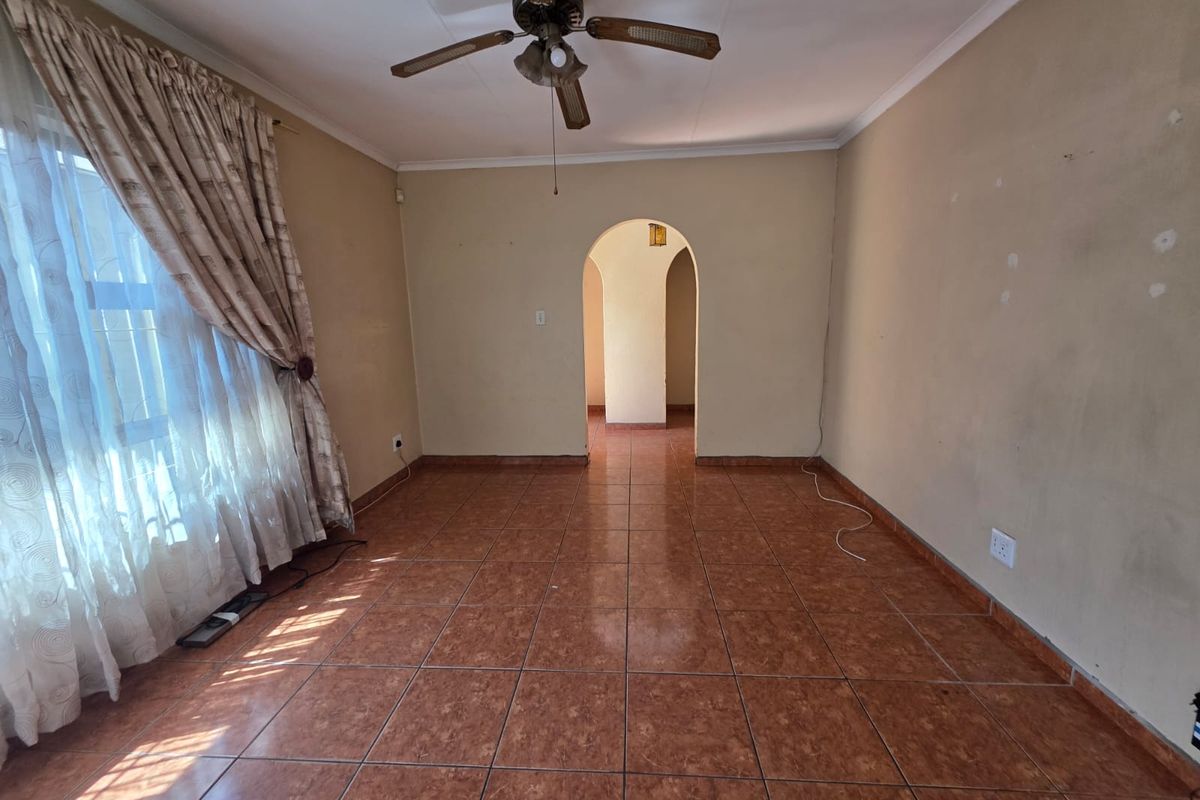 Comfortable 3-Bedroom Family Home with Study & Spacious Yard - Photo 4