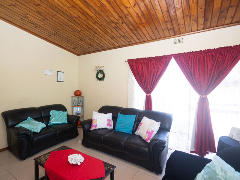 Charming 4 Bedroom Family Home - Photo 3