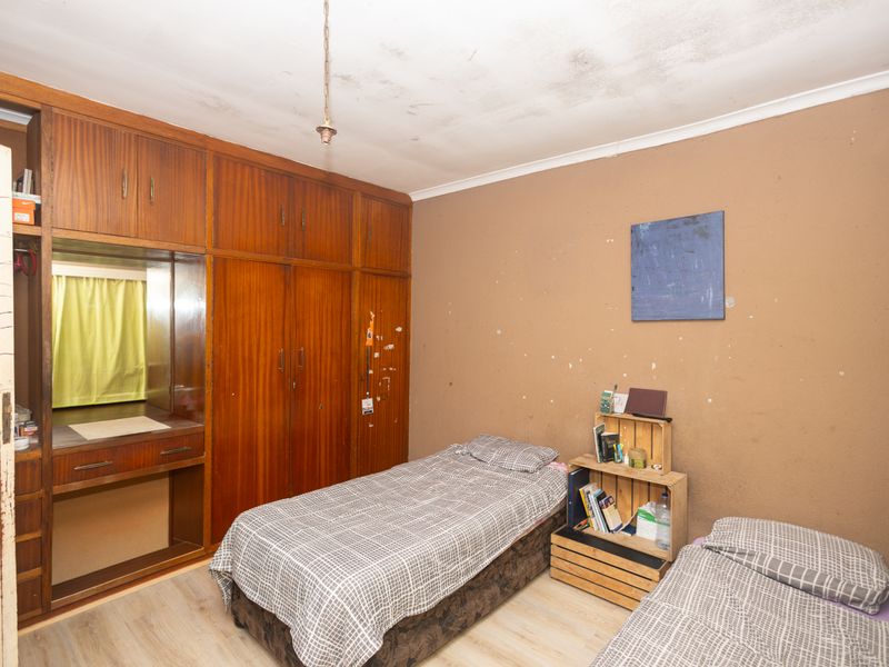 Charming 4 Bedroom Family Home - Photo 9