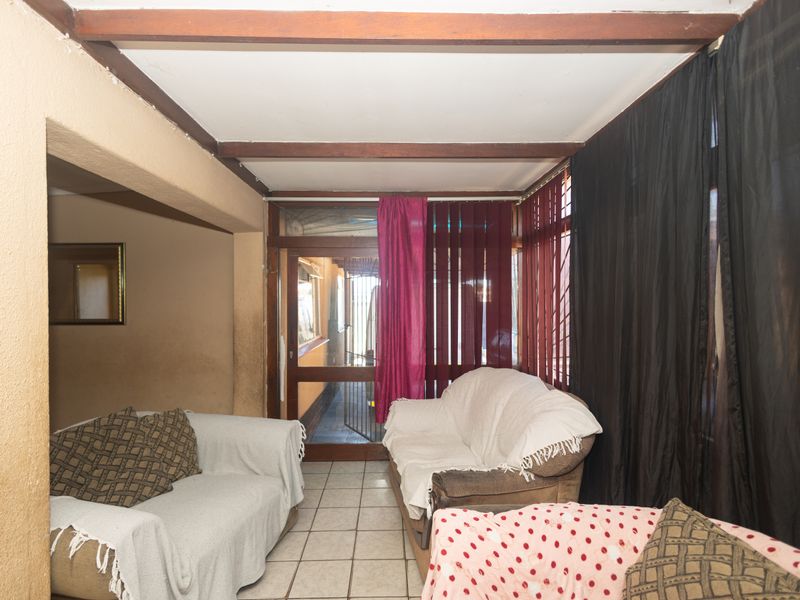 Charming 4 Bedroom Family Home - Photo 7