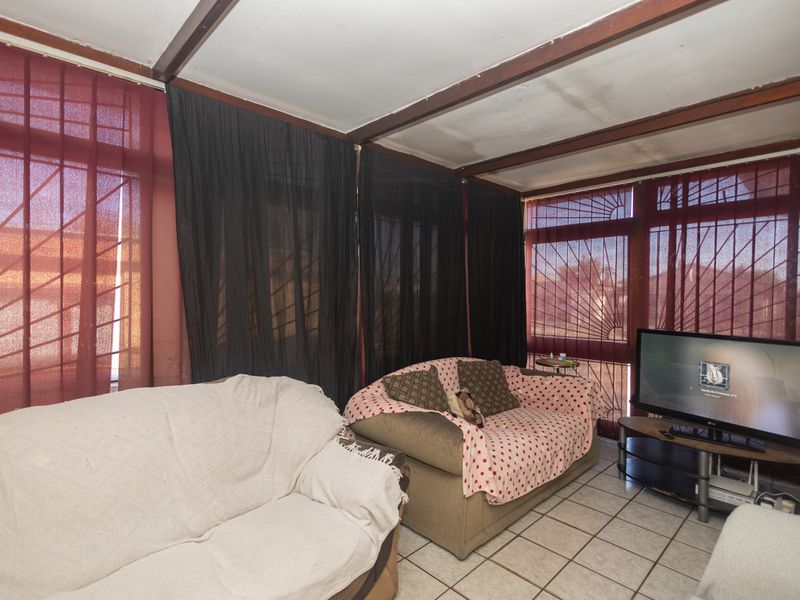 Charming 4 Bedroom Family Home - Photo 6