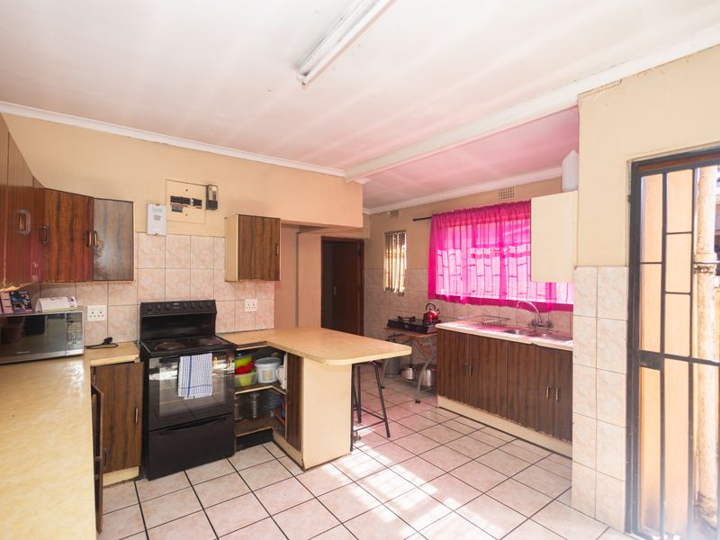 Charming 4 Bedroom Family Home - Photo 4