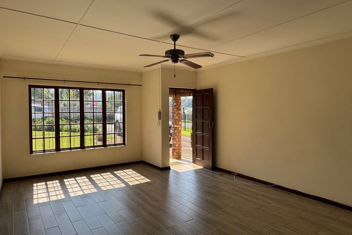 Spacious & Light-Filled 3-Bedroom Townhouse in a Secure Complex - Photo 4