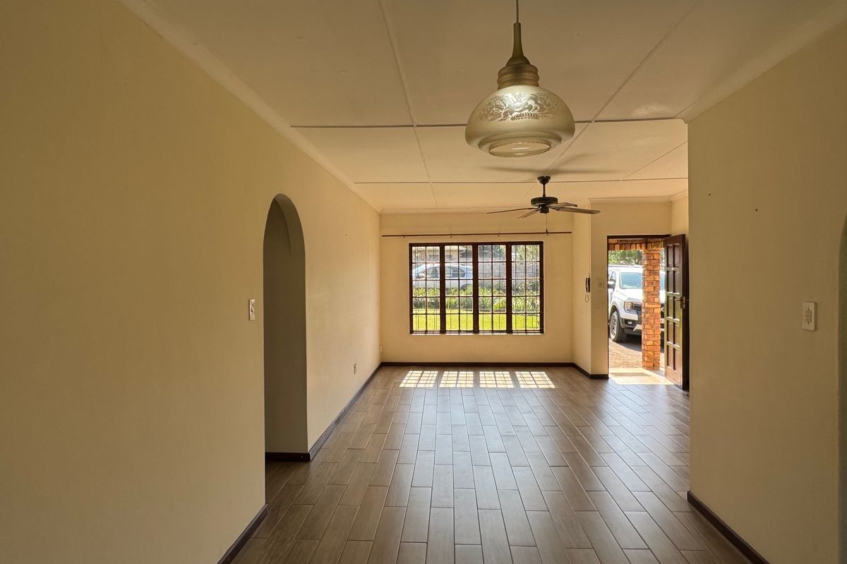 Spacious & Light-Filled 3-Bedroom Townhouse in a Secure Complex - Photo 3