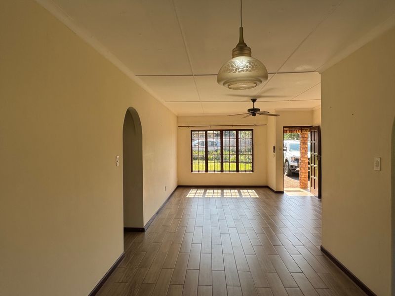 Spacious & Light-Filled 3-Bedroom Townhouse in a Secure Complex - Photo 3
