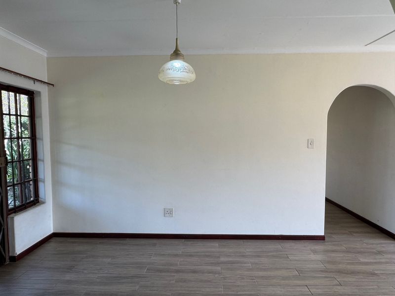 Spacious & Light-Filled 3-Bedroom Townhouse in a Secure Complex - Photo 10