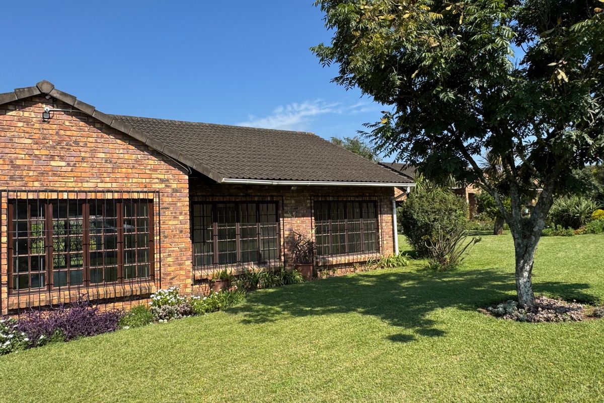 Spacious & Light-Filled 3-Bedroom Townhouse in a Secure Complex - Photo 2