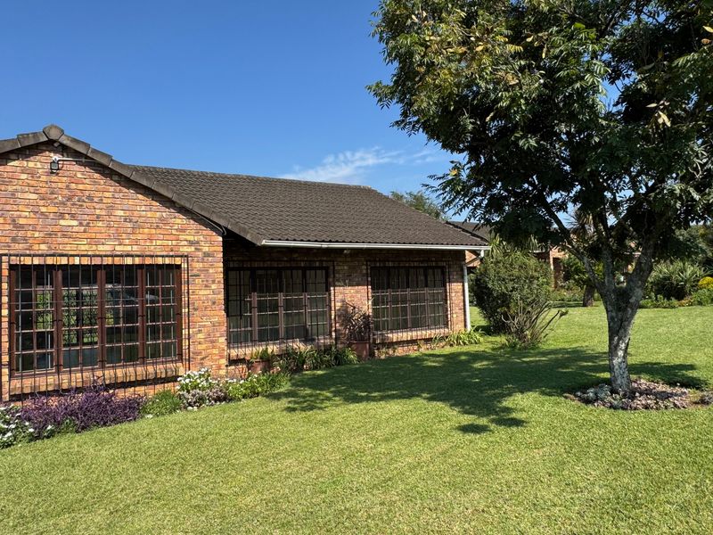 Spacious & Light-Filled 3-Bedroom Townhouse in a Secure Complex - Photo 2