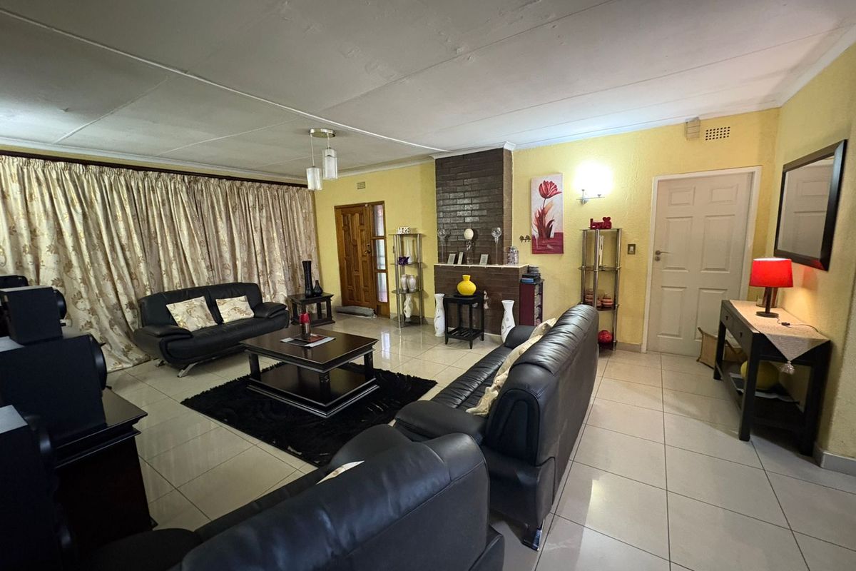 Secure, Stylish & Spacious 4 Bedroom Home - Photo 4