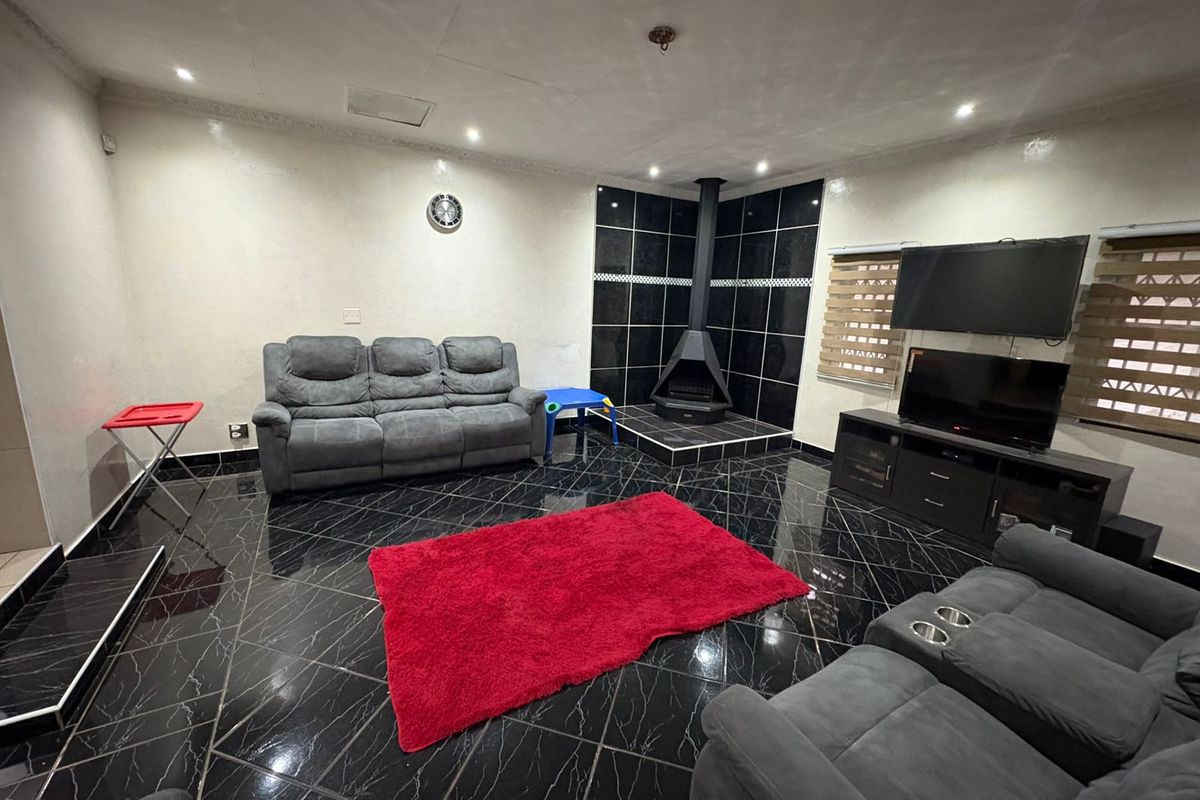 Secure, Stylish & Spacious 4 Bedroom Home - Photo 2