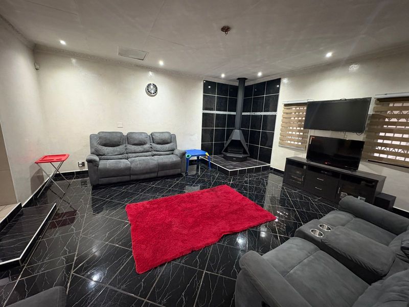 Secure, Stylish & Spacious 4 Bedroom Home - Photo 2